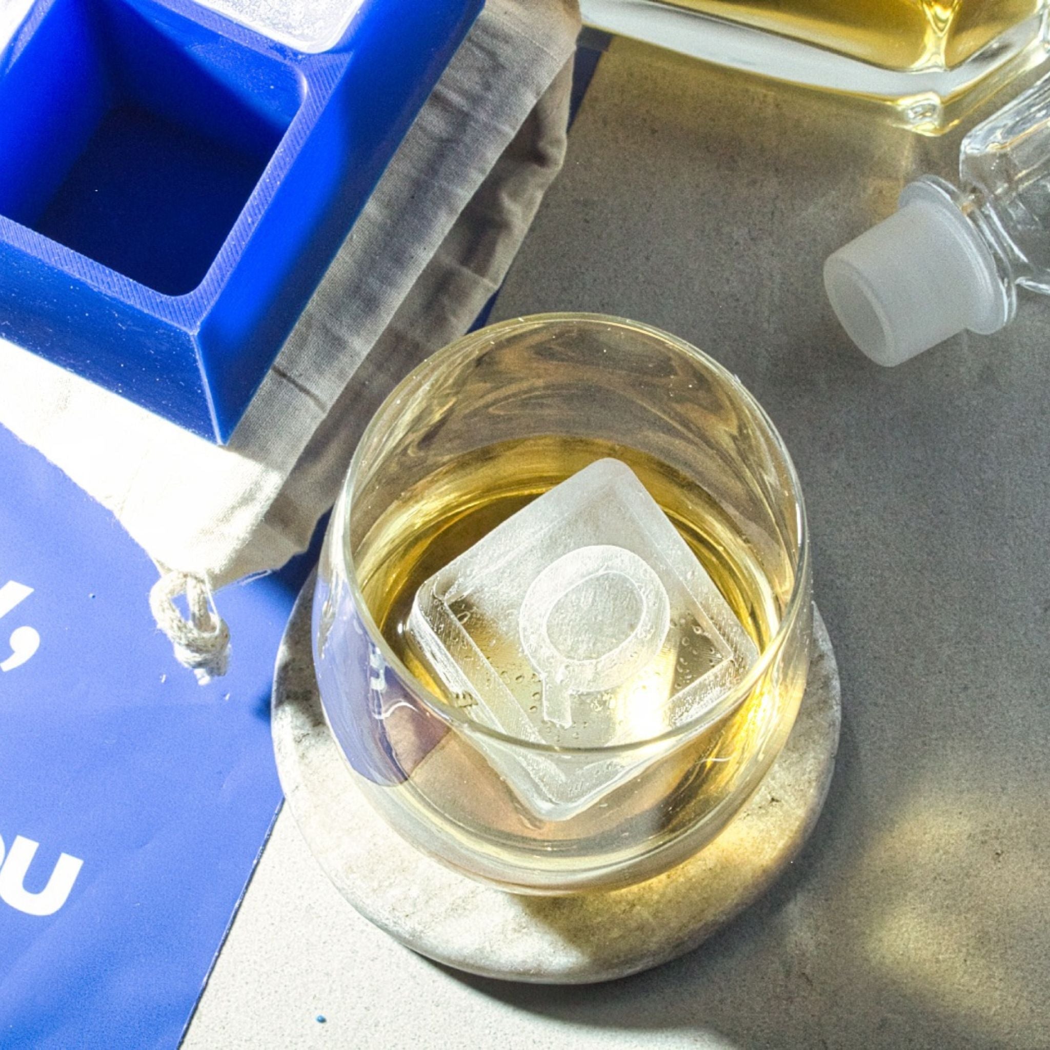 Personalised ‘R’ letter ice cube in whiskey glass – the perfect birthday or anniversary gift for men who love unique barware.