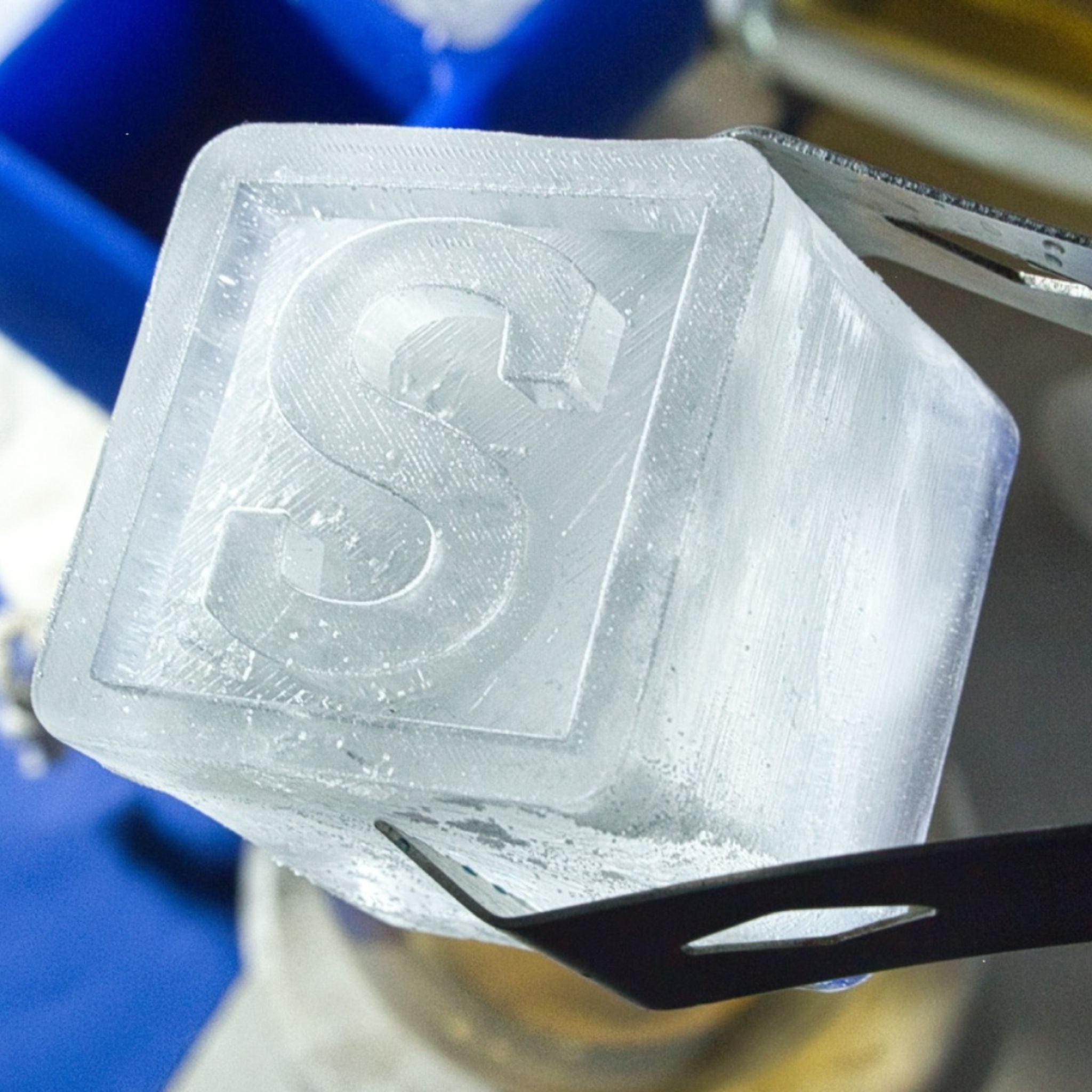 Macro shot of a custom ‘S’ letter ice cube – showcases the craftsmanship and personalisation of this one-of-a-kind gift.