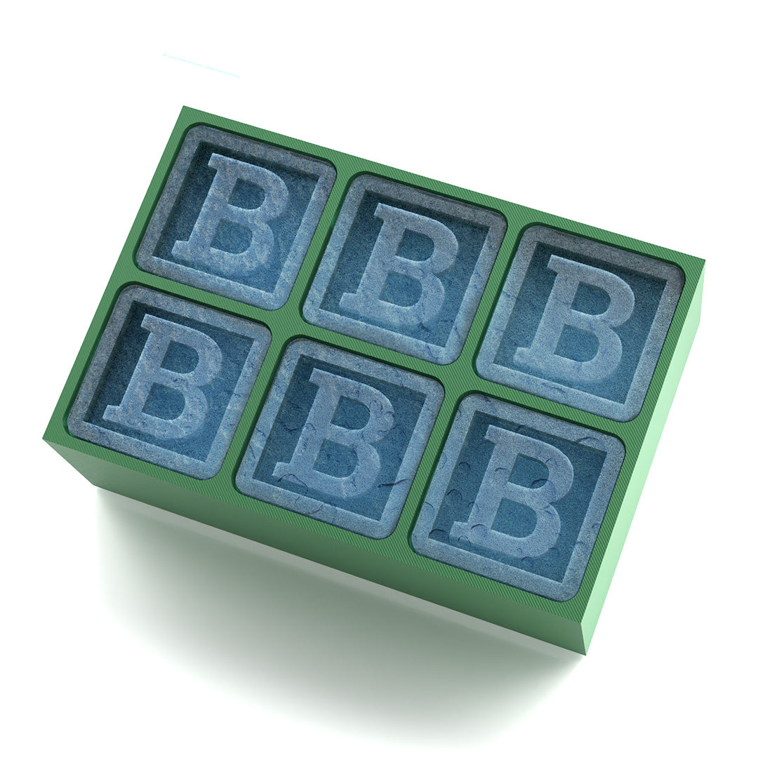 Personalised green tray with crisp B ice cubes – designed for special celebrations, cocktails, and unique party drinks.