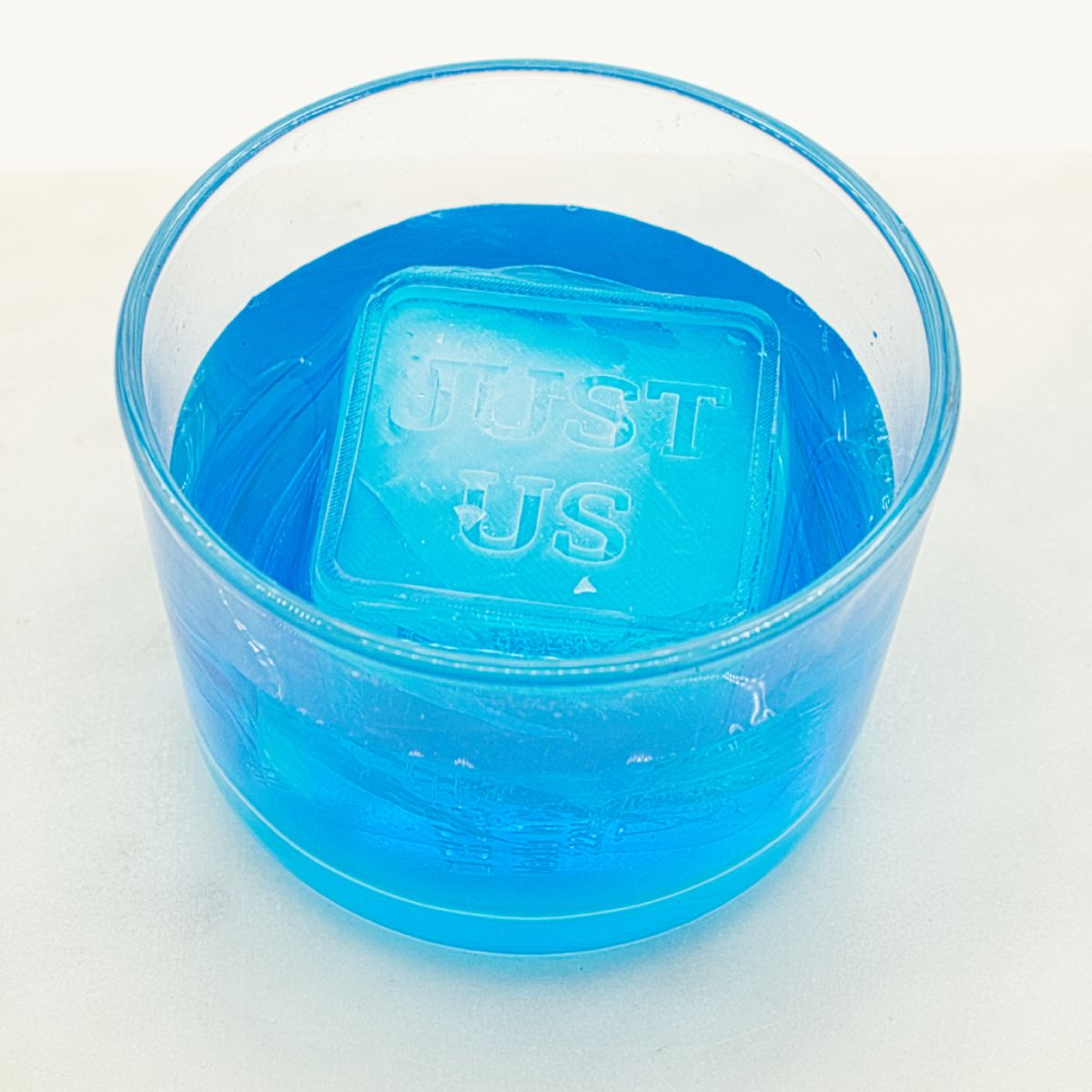 Make every drink a memory with a cube that says JUST US. A thoughtful, intimate touch for couples celebrating anniversaries, proposals, or quiet nights together.